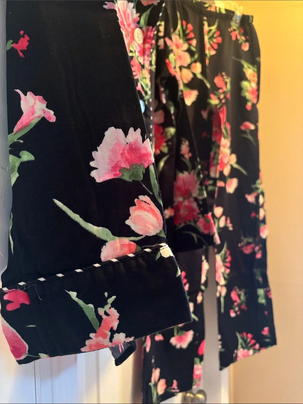 Gently used, CHAPS Women's Black Floral Pajamas 🌷